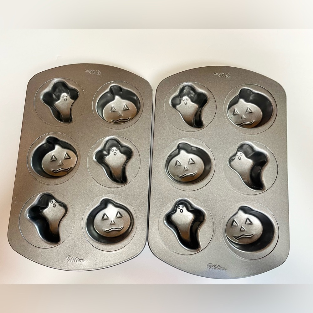 Wilton Halloween cupcake baking pan (set of 2)